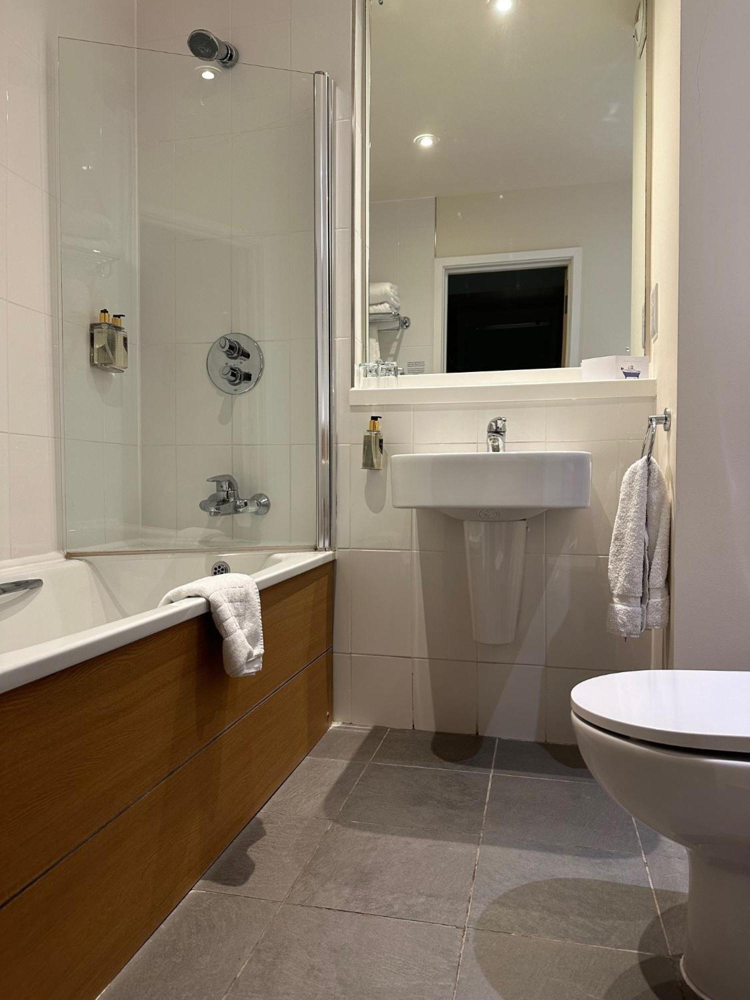 De Vere Cotswold Water Park Apartments Cirencester Exterior foto
